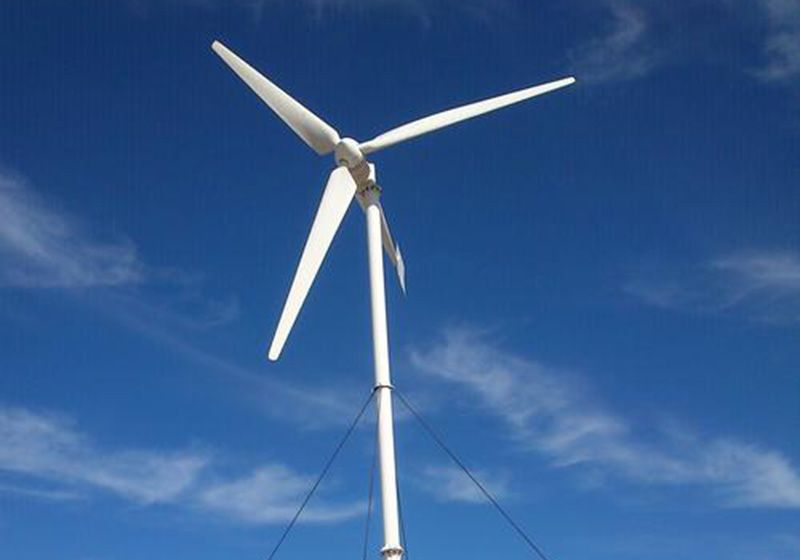 小型風(fēng)力發(fā)電機(jī)是如何利用自然資源的？